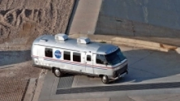 Astrovan w drodze do wahadłowca. Dystans, który pokonuje z centrum lotów NASA do miejsca startu, to 9 mil (ok. 14,5 kilometra), a sama podróż trwa około 20 minut - zdjęcie 7